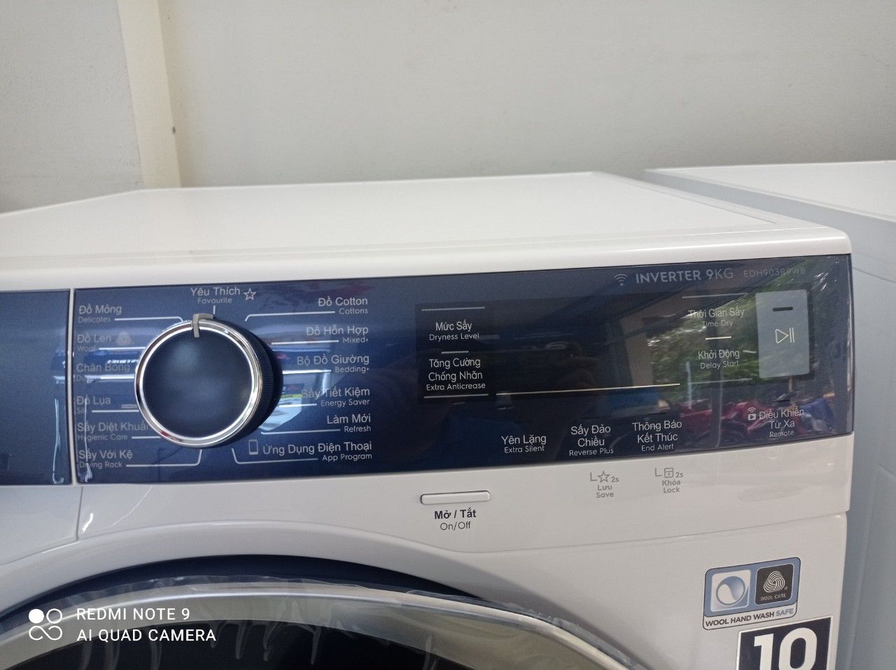 Máy sấy bơm nhiệt Electrolux 9 kg EDH903R9WB